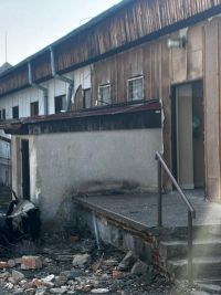 V Unhošti demolují přístavbu školy s azbestem. Podle svědků ne bezpečně a hned vedle dětí
