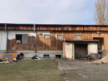 V Unhošti demolují přístavbu školy s azbestem. Podle svědků ne bezpečně a hned vedle dětí