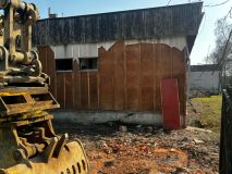 V Unhošti demolují přístavbu školy s azbestem. Podle svědků ne bezpečně a hned vedle dětí