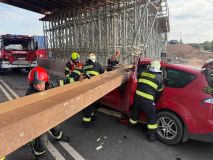 U Třebíze spadla na auto traverza