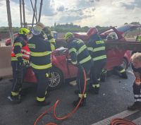 U Třebíze spadla na auto traverza