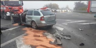 Nehoda na křižovatce mezi Jemníky a Knovízem. Tři lidé v péči záchranářů