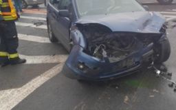 Nehoda na křižovatce mezi Jemníky a Knovízem. Tři lidé v péči záchranářů