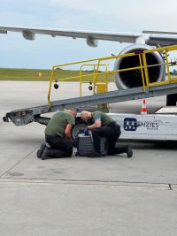 Kufry vibrovaly. Na letišti zasahovala policie