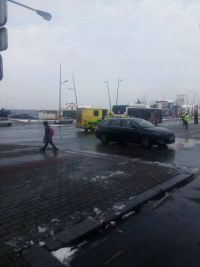 Nehoda autobusu a chodkyně na náměstí Svobody. Žena přišla o nohu. Na místě přistál vrtulník