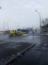 Nehoda autobusu a chodkyně na náměstí Svobody. Žena přišla o nohu. Na místě přistál vrtulník