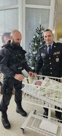 Policisté z letiště pomohli kladenským maminkám