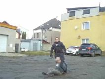 Opilý a zfetovaný. Srbský řidič dodávky utekl od nehody, chytli ho hned