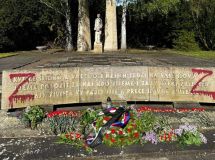 Stalo se v sousedním kraji: Kdosi poničil pomník padlých sovětských vojáků, velkými rudými písmeny Z