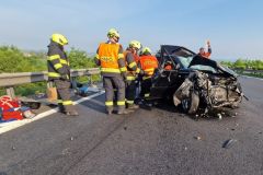 Obrazem: Střet kamionu s osobním autem, ve kterém jelo malé dítě. Auto vypadá na odpis, ale posádka snad bude v pořádku