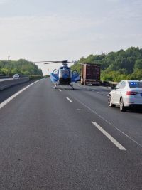 Obrazem: Střet kamionu s osobním autem, ve kterém jelo malé dítě. Auto vypadá na odpis, ale posádka snad bude v pořádku