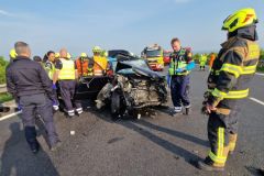 Obrazem: Střet kamionu s osobním autem, ve kterém jelo malé dítě. Auto vypadá na odpis, ale posádka snad bude v pořádku