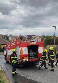 Kladenští hasiči zasahovali v Chýni. Škoda deset milionů
