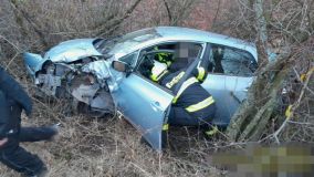 Vrtulník u Hředle na Rakovnicku. Osobní auto nabouralo do návěsu v protisměru