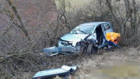Vrtulník u Hředle na Rakovnicku. Osobní auto nabouralo do návěsu v protisměru