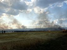 Rozsáhlý požár v našem kraji! Jedenáct hasičů bojovalo na pozemcích mezi třemi obcemi na Příbramsku