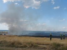 Rozsáhlý požár v našem kraji! Jedenáct hasičů bojovalo na pozemcích mezi třemi obcemi na Příbramsku