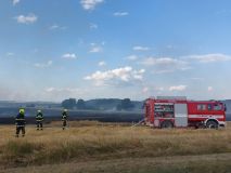 Rozsáhlý požár v našem kraji! Jedenáct hasičů bojovalo na pozemcích mezi třemi obcemi na Příbramsku