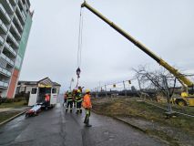 Náročný zásah hasičů. Zachraňovali muže, co spadl do výkopu