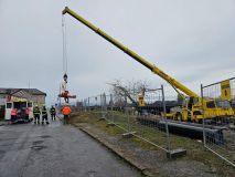 Náročný zásah hasičů. Zachraňovali muže, co spadl do výkopu