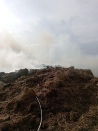 Požár hnoje trápil obec Zájezd celý víkend