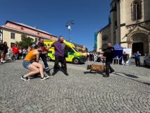 Strážníci při ukázce zneškodnili pachatele, který ohrožoval pacientku i záchranáře