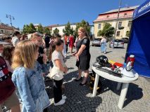 Strážníci při ukázce zneškodnili pachatele, který ohrožoval pacientku i záchranáře
