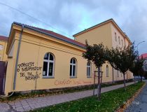 Ve Velvarech někdo posprejoval školu nápisy o \