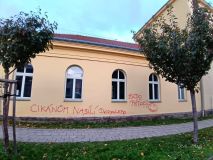 Ve Velvarech někdo posprejoval školu nápisy o \