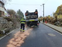 U Říčan se pod jeřábem utrhla krajnice. Takhle skončil