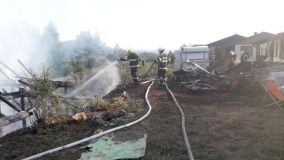 Obrazem: U Orlické přehrady shořela restaurace. Požár zasáhl komplex dřevěných budov i s pergolami a také karavan a další obytný přívěs byl ohněm poškozen