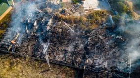 Obrazem: U Orlické přehrady shořela restaurace. Požár zasáhl komplex dřevěných budov i s pergolami a také karavan a další obytný přívěs byl ohněm poškozen