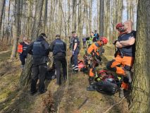 Obrazem: Paraglidista uvízl v šestnáctimetrové výšce v koruně modřínu. Takto probíhala jeho záchrana