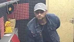 Neznáte ho? Vykradl studio ve slánském gymnáziu