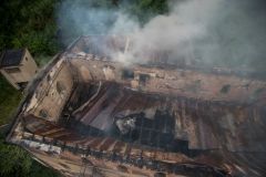 Obrazem: Někdejší Prchalův mlýn v Tuchoměřicích pohltil oheň
