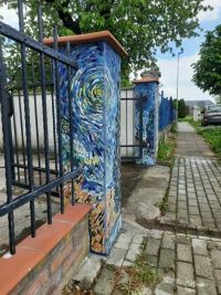 Nová mozaika v Buštěhradě. Sloupky zdobí cypřiše jako od Van Gogha
