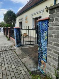 Nová mozaika v Buštěhradě. Sloupky zdobí cypřiše jako od Van Gogha