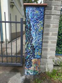 Nová mozaika v Buštěhradě. Sloupky zdobí cypřiše jako od Van Gogha