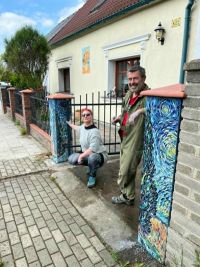 Nová mozaika v Buštěhradě. Sloupky zdobí cypřiše jako od Van Gogha