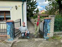 Nová mozaika v Buštěhradě. Sloupky zdobí cypřiše jako od Van Gogha
