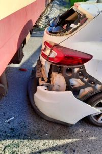 Na železnici se srazilo auto s vlakem, trať na Ostrovec stojí