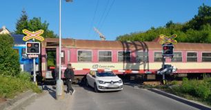 Na železnici se srazilo auto s vlakem, trať na Ostrovec stojí