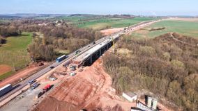 Úsek dálnice mezi Knovízem a Panenským Týncem se otevře až příští rok