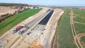 Úsek dálnice mezi Knovízem a Panenským Týncem se otevře až příští rok