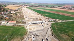 Úsek dálnice mezi Knovízem a Panenským Týncem se otevře až příští rok