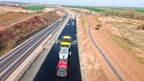 Úsek dálnice mezi Knovízem a Panenským Týncem se otevře až příští rok