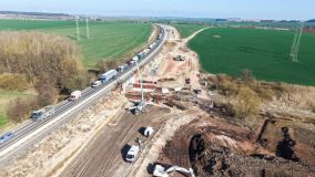 Úsek dálnice mezi Knovízem a Panenským Týncem se otevře až příští rok