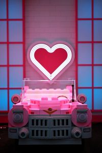 Na Kladně vyrobili Cadillac z Lega. Vyrazil na Formuli 1 do Las Vegas, jel v něm Max Verstappen