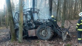 Takhle shoří traktor za hodinu. Požár v lese na Rakovnicku