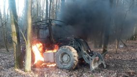 Takhle shoří traktor za hodinu. Požár v lese na Rakovnicku